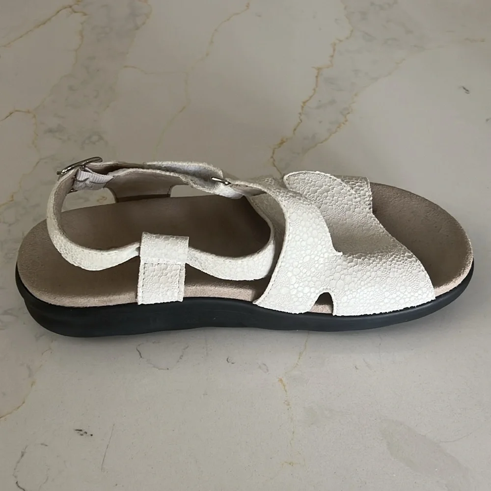 SAS women sandals color: white                       Size: 6.5 M - Picture 2 of 12